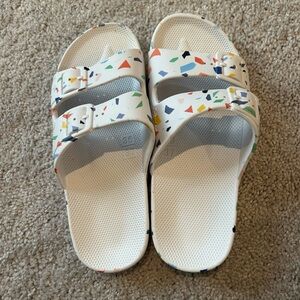 White Sandals with Flat Sole and Wide Straps